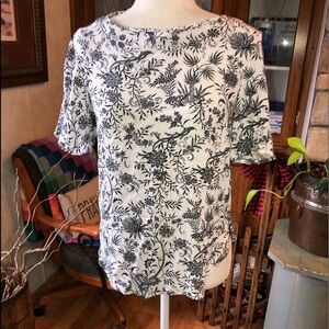 H&M SIZE 6 WHITE & NAVY BLUE BLOYSE WITH FLUTTER SLEEVES LINED AROUND THE NECK